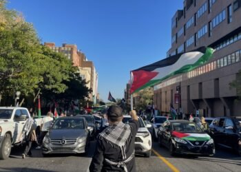 🚗 Drapeaux palestiniens et klaxons au centre-ville de Montréal ! Des dizaines de véhicules ont participé à un rassemblement en soutien à Gaza, organisé par le collectif Montreal4Palestine. #Montréal #Palestine #Gaza #Québecoscope