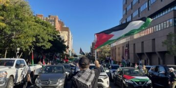 🚗 Drapeaux palestiniens et klaxons au centre-ville de Montréal ! Des dizaines de véhicules ont participé à un rassemblement en soutien à Gaza, organisé par le collectif Montreal4Palestine. #Montréal #Palestine #Gaza #Québecoscope