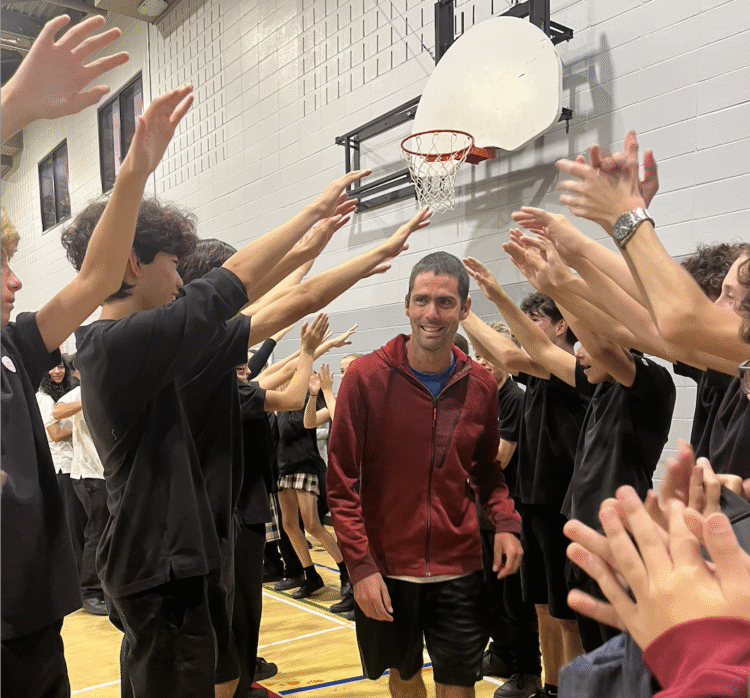 Samuel St-Antoine un 3e rang inspirant au Marathon de Montréal - Quebecoscope - L'Actualité Montréalaise Un enseignant québécois sur le podium du Marathon de Montréal 🏃♂️ Samuel St-Antoine signe une performance inspirante de discipline et de cœur 💪 #MarathonDeMontréal #SamuelStAntoine #Québecoscope