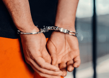 Arrestation de deux jeunes adultes par l'escouade anti-proxénétisme de la Sûreté du Québec à Montréal