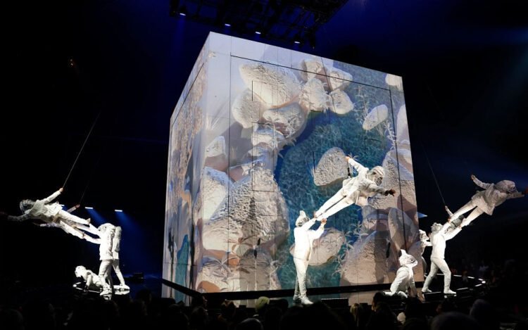 vertical-ballet-002-jfsavariaxecho-1759764013 - Quebecoscope - L'Actualité Montréalaise «ECHO» du Cirque du Soleil fait son grand retour à Montréal en 2026